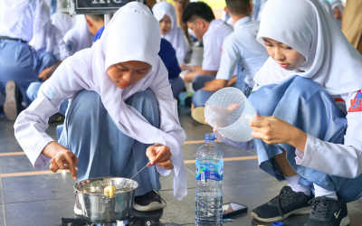 Kembangkan Jiwa Wirausaha, Siswa Kelas X SMAN 1 Gadingrejo Gelar Kegiatan Pengolahan dan Uji Coba Produk